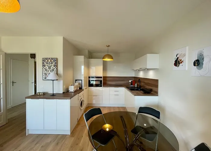 The Ammonite Sea View With Large Balcony Apartmán *